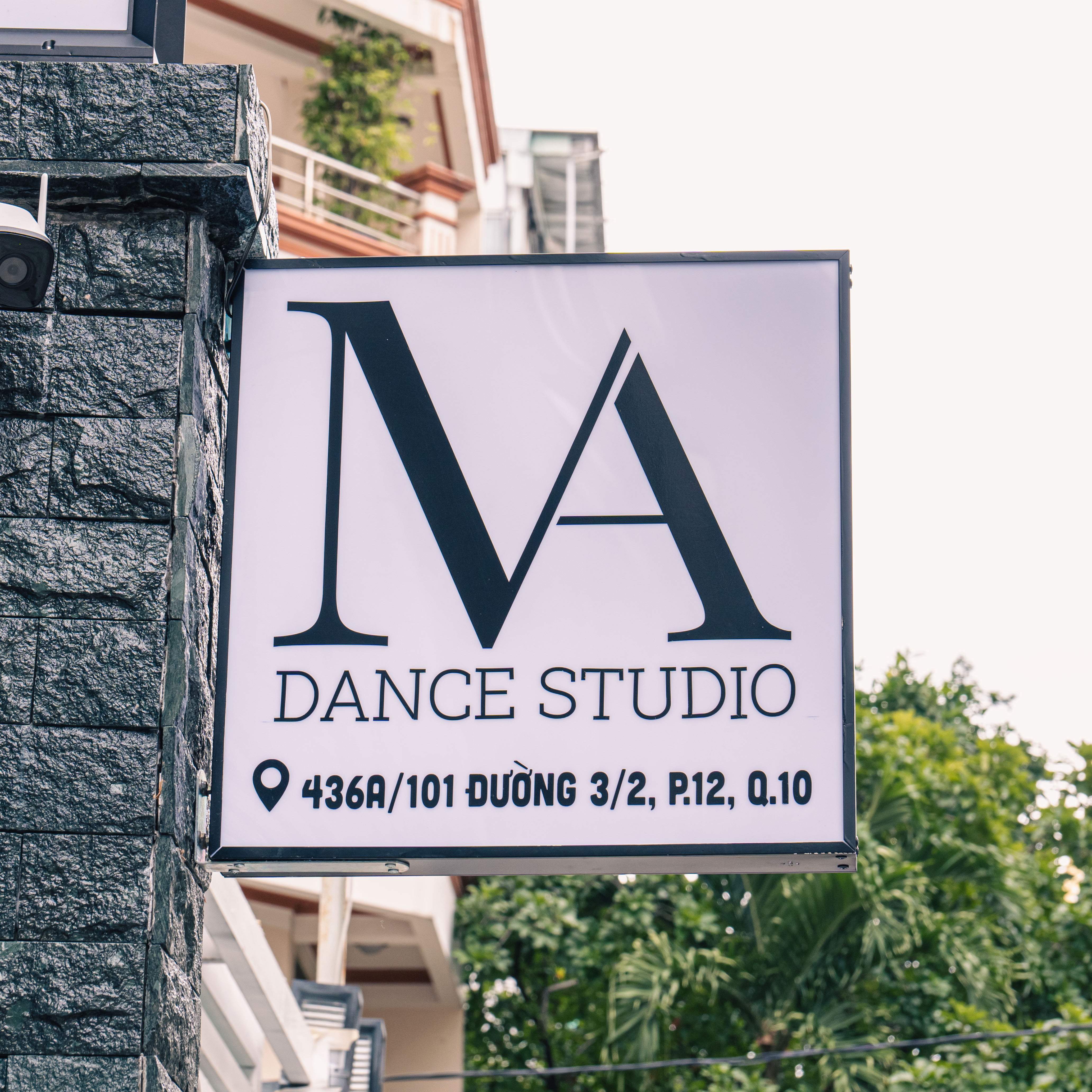 Bảng hiệu MA Dance Studio trước cổng với địa chỉ 436A/101 Đường 3/2, P.12, Q.10