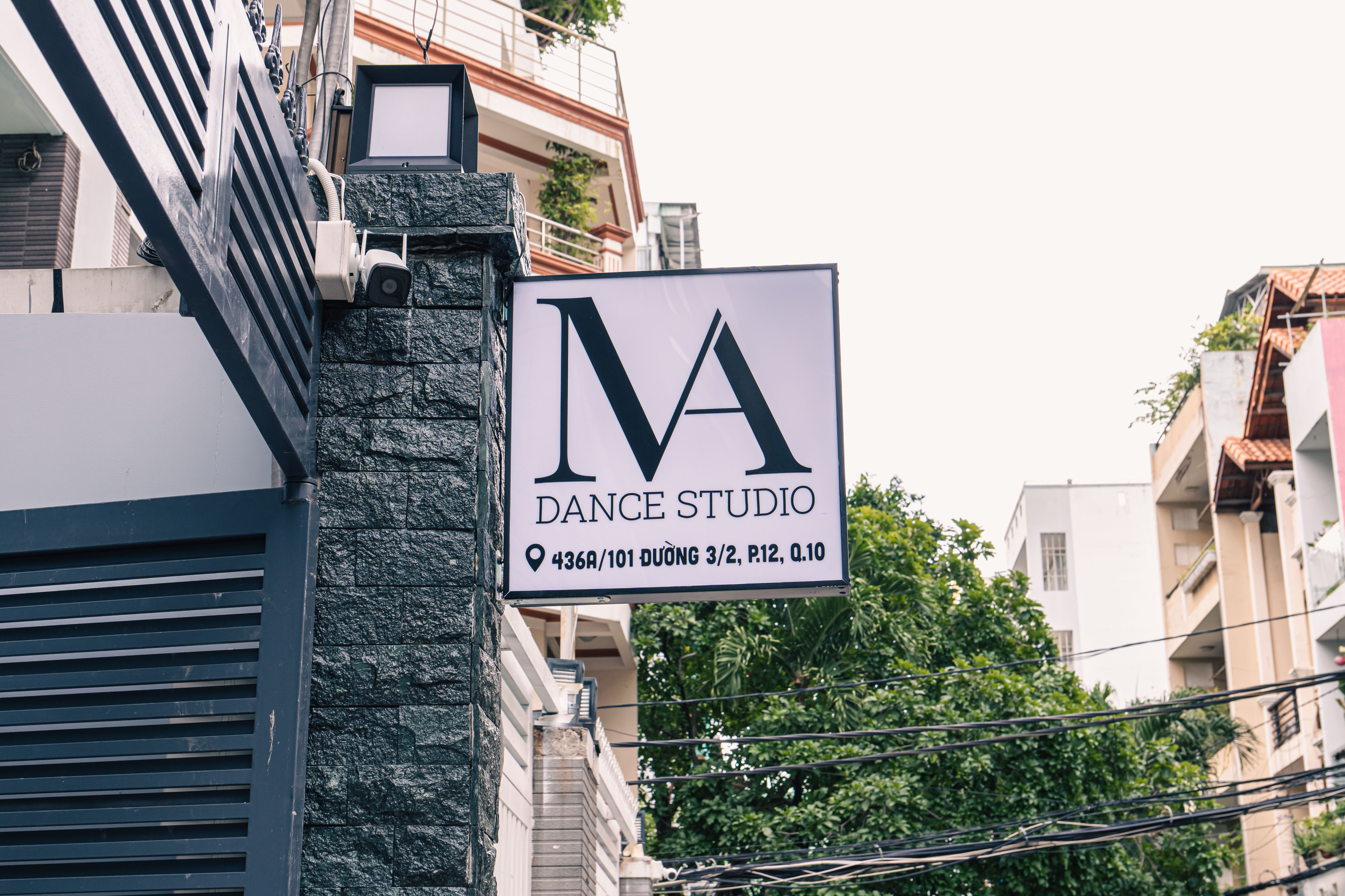 Bảng hiệu MA Dance Studio nhìn từ con đường bên ngoài chi nhánh Quận 10
